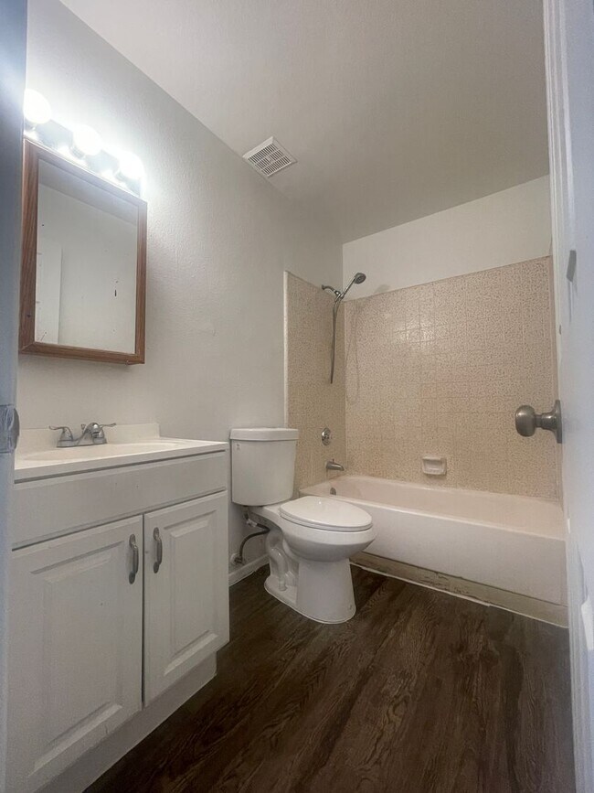 Building Photo - 48th St and Broadway,Single story 2 bed, 1...