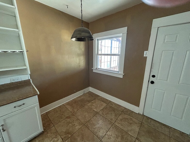 Building Photo - 2409 E Mabel St