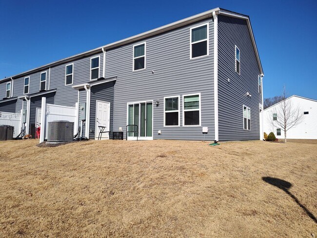 Building Photo - Beautiful 3 bedroom, 2.5 bathroom townhome in Belterra!