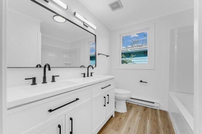 Building Photo - 702 E Park Ave