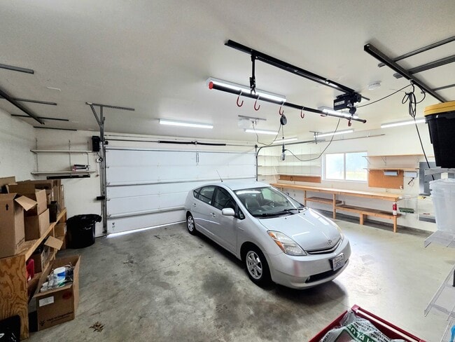 Building Photo - Grandiose Home on 1 Acre -- in East Wenatchee for Rent!!