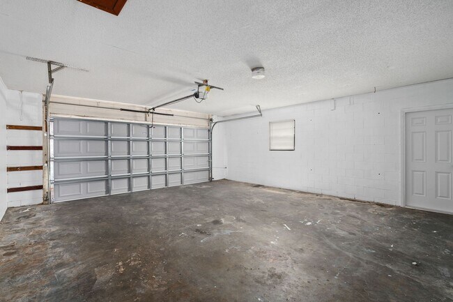 Building Photo - **Recently upgraded 4/2 pool home in Longw...