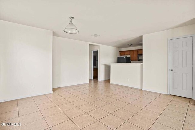 Building Photo - 5740 Saluki Dr