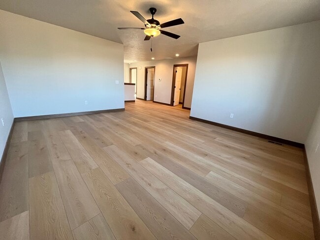 Building Photo - Newly Built 4 Bed/2.5 Bath Townhome in Aspen Ridge!