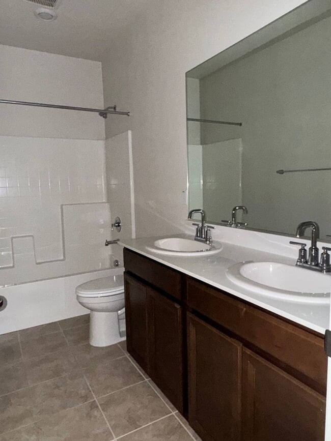 Building Photo - Nice Roseville home with RV access