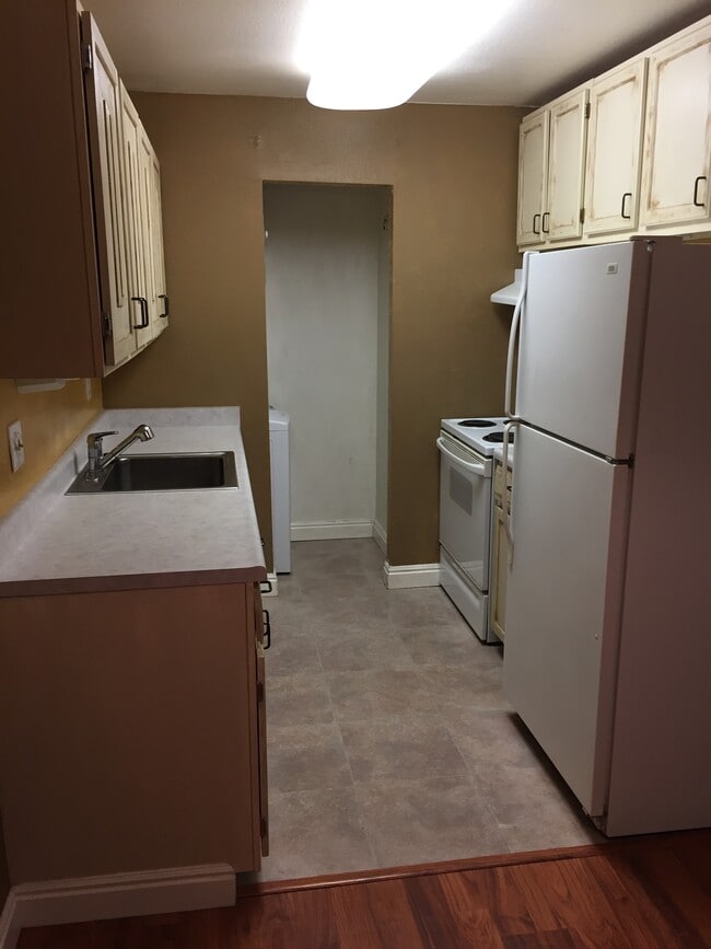 Building Photo - 501 Golden Cir