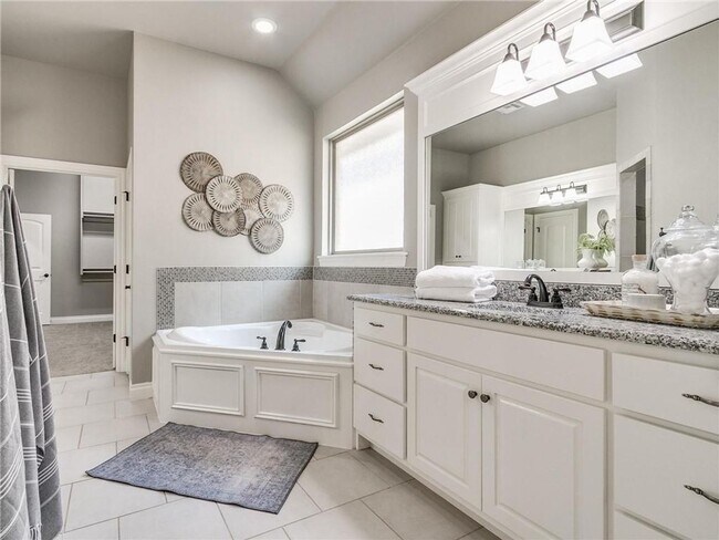 Building Photo - Stunning Home in West Edmond + 5 bedrooms ...
