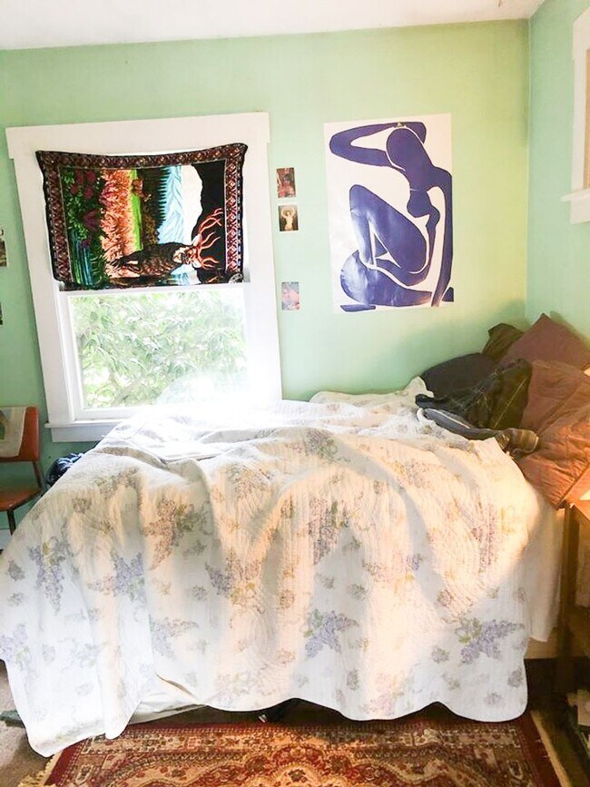 Building Photo - 2 & 4 Bedroom Apartments with Classic Charm & Bay View