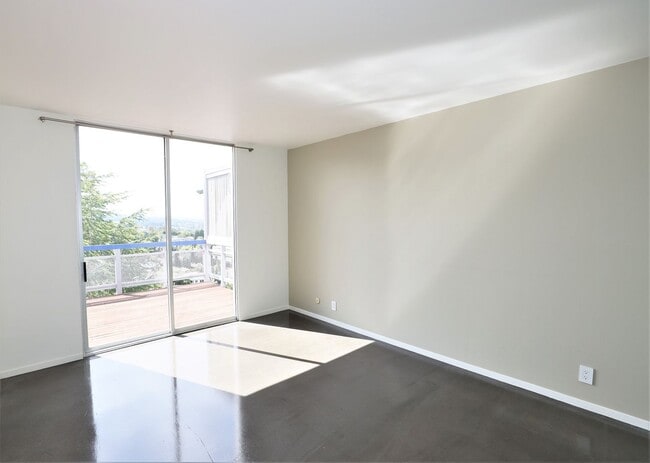 Building Photo - Stunning Mid-Century Modern 3 Bed/ 2 Bath ...