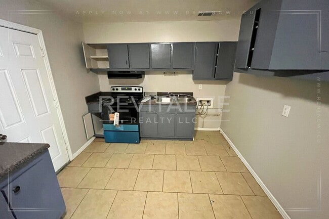 Building Photo - Move-in Ready