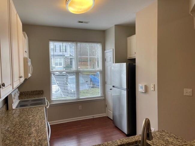 Building Photo - Must See Townhouse! Tons of Living Space! ...
