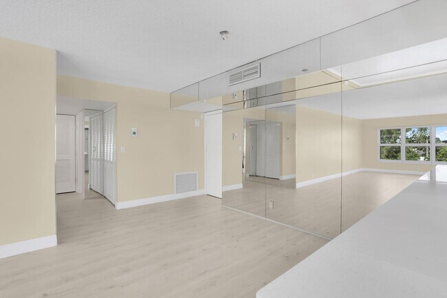 Building Photo - 405 N Ocean Blvd