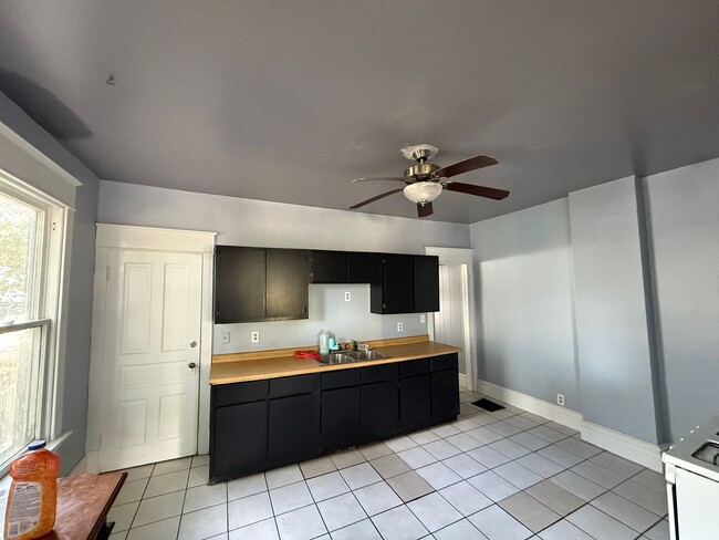 Building Photo - 2 bed room townhome (900$)