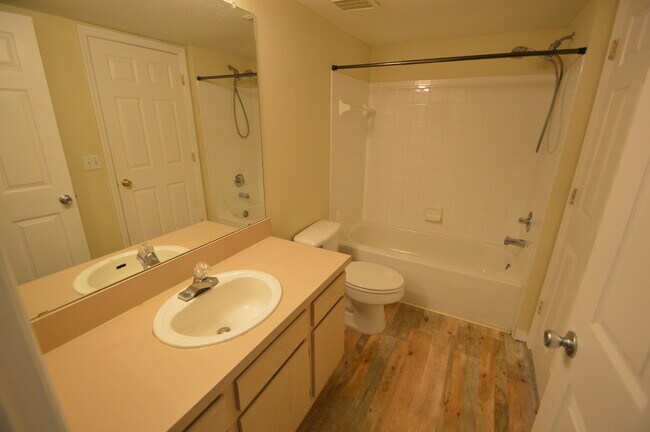 Building Photo - WATERFORD LAKES: 2bed/2bath on the 3rd flo...
