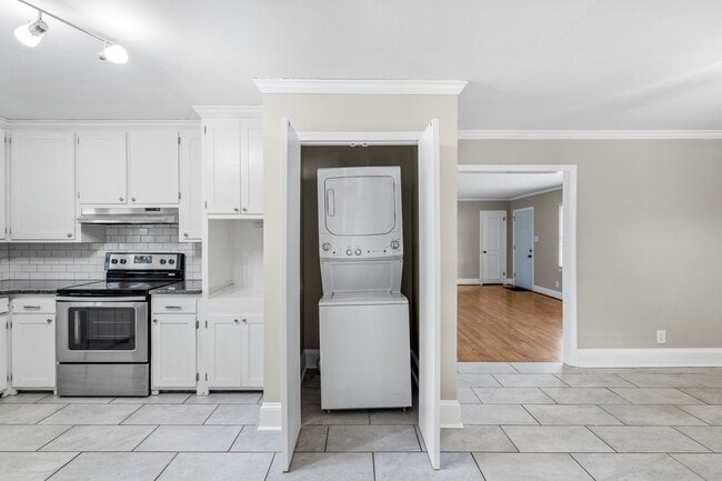 Building Photo - Elon - Large Brick Home, Hardwoods, Granite Counter-Tops, SS Appliances, Fire Place, Carport - Mu...