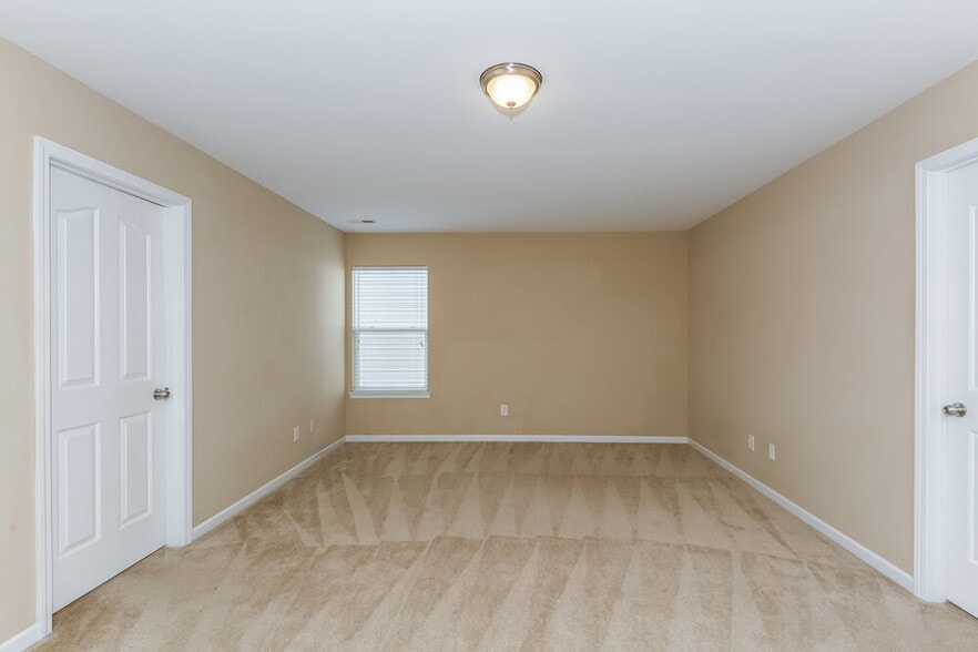 Building Photo - 3004 Centerview Dr