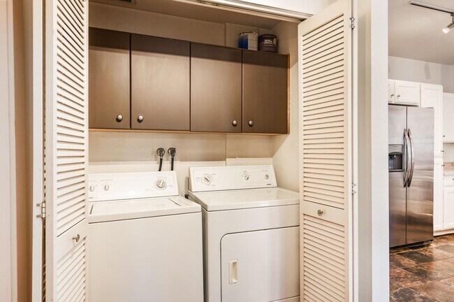 Building Photo - Bright first-floor Pinebrook Pointe condo