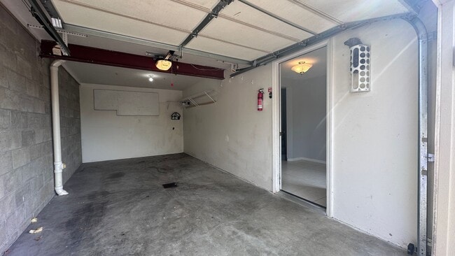 Building Photo - Lovely 3 bed, 2.5 bath townhouse in Seven ...