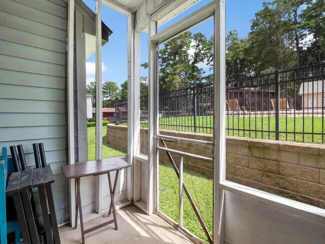 Building Photo - 2221 Timberwood Cir N