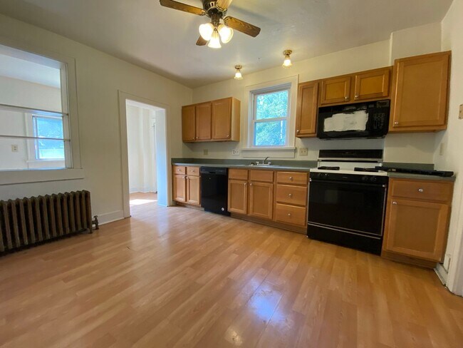Primary Photo - Stunning Three Bedroom on Bates St! Parkin...