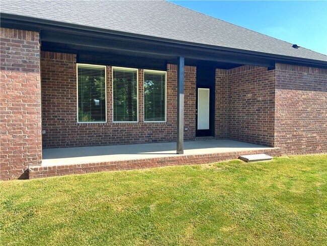 Building Photo - 522 W Branta St
