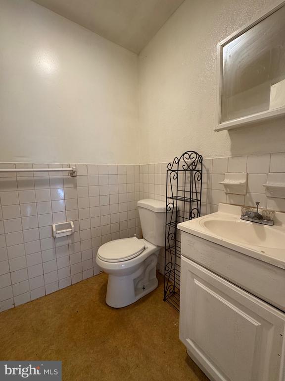 Building Photo - 222 Long Ln