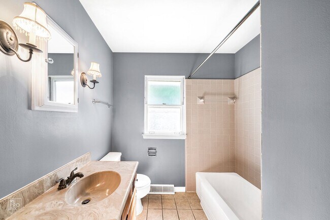 Building Photo - Three bedroom single family home close to ...