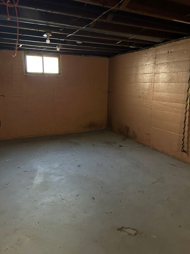 Building Photo - Charming 2-Bedroom, 1-Bathroom Home – $1,2...