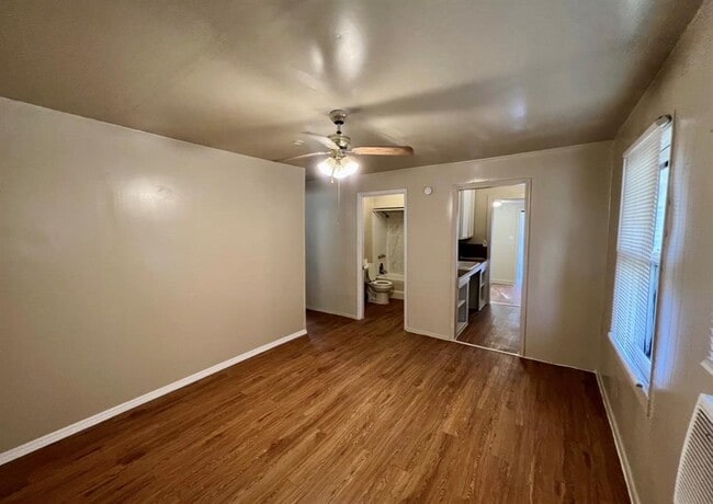 Building Photo - 514 Ruddy St