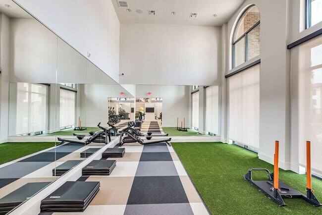 Building Photo - Stylish 1 Bed in Spring — Modern Comfort i...