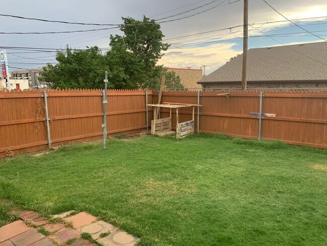 Building Photo - Redone Duplex spacious 2bedrrom 1 bathroom Hospital District