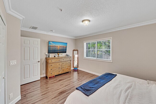 Building Photo - 323 Bayfront Dr