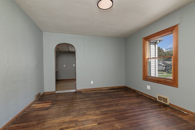 Building Photo - Adorable 4 bedroom | 2 bathroom | 2 car ga...