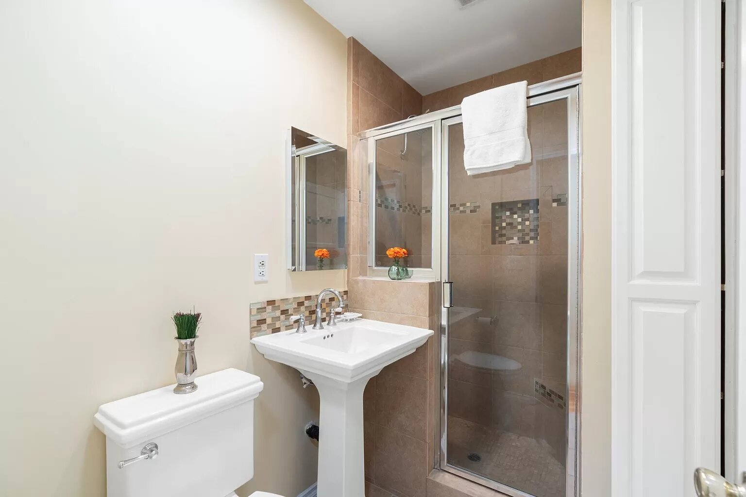 middle bathroom in main house - 14024 Peach Grove St