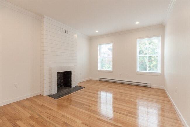 Primary Photo - 99 W Springfield St
