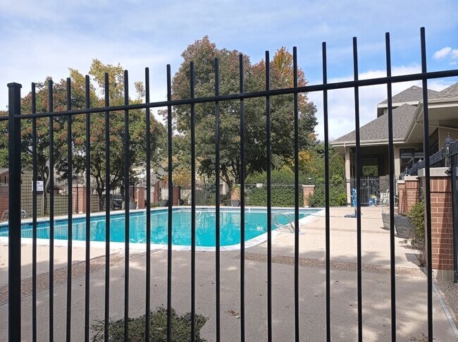 Building Photo - 3211 N Shadowbrook Cir