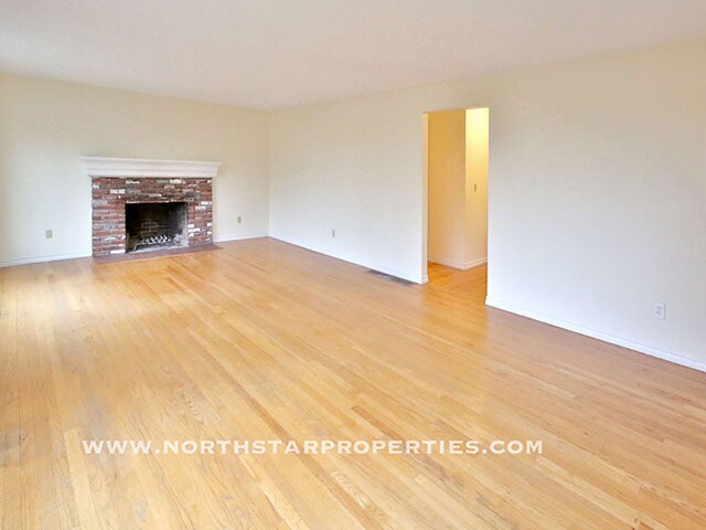 Building Photo - Great Lake Oswego Home Walking Distance to Everything