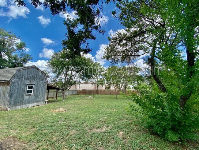 Building Photo - 410 Twin Oak Trail
