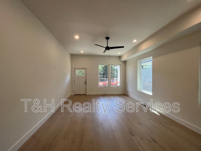 Building Photo - 930 Woodlawn Ave