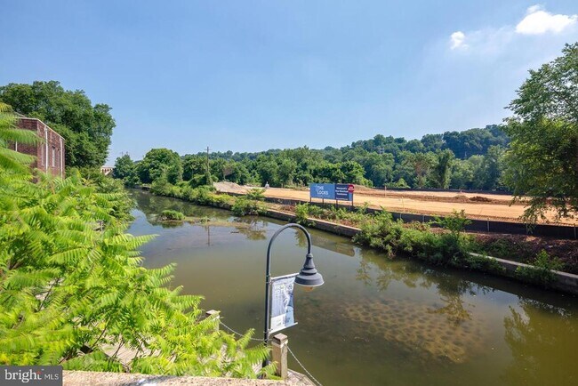 Building Photo - 4 Leverington Ave