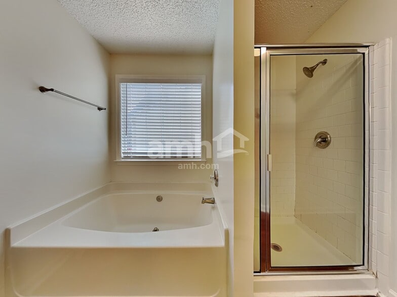 Building Photo - 582 Lullingstone Dr SE