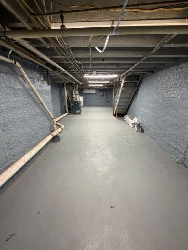 Building Photo - Spacious 3 Bedroom Grays Ferry