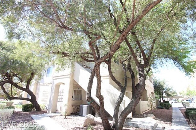 Building Photo - 2 Bedroom Condo w/ 1 CAR GARAGE