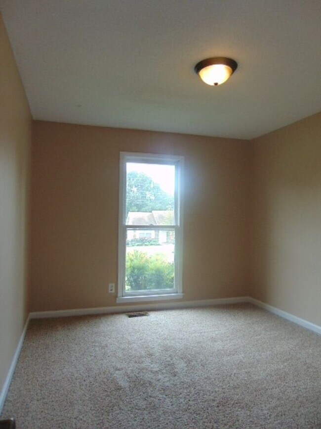 Building Photo - 3 Bedroom 2 Bathroom Home