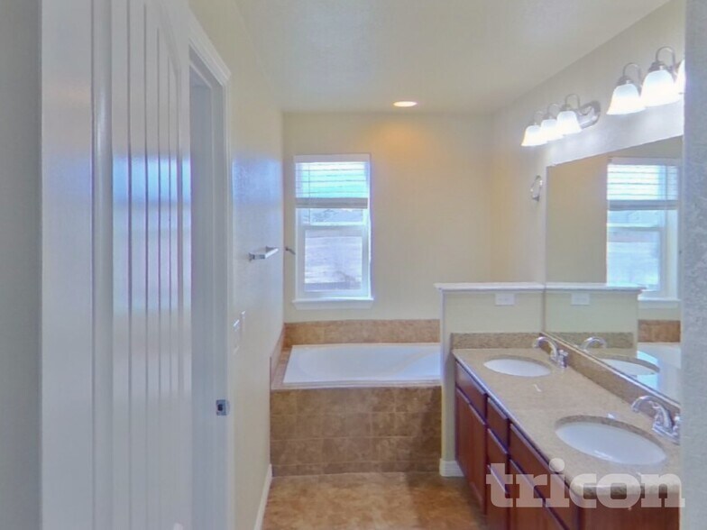 Building Photo - 9766 Silver Stirrup Dr