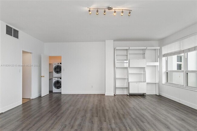 Building Photo - 4925 Collins Ave