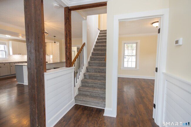 Building Photo - 387 Buckland St