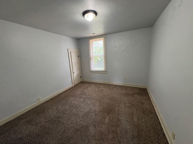 Building Photo - Charming 2 Bedroom Home
