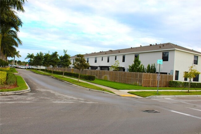 Building Photo - 470 NE 12th St