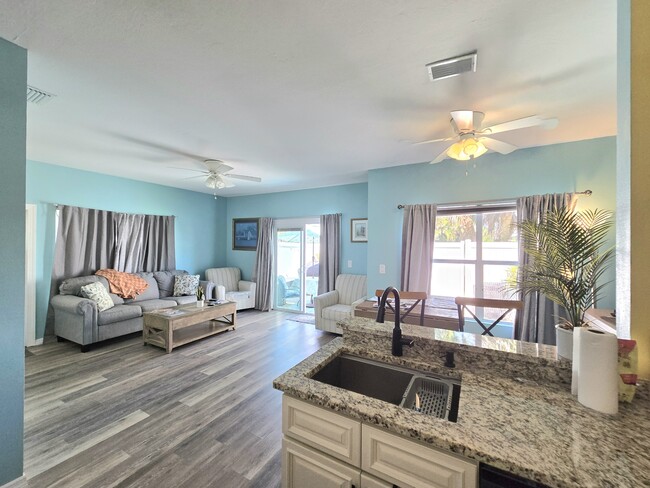 Building Photo - 6121 Lakefront Dr
